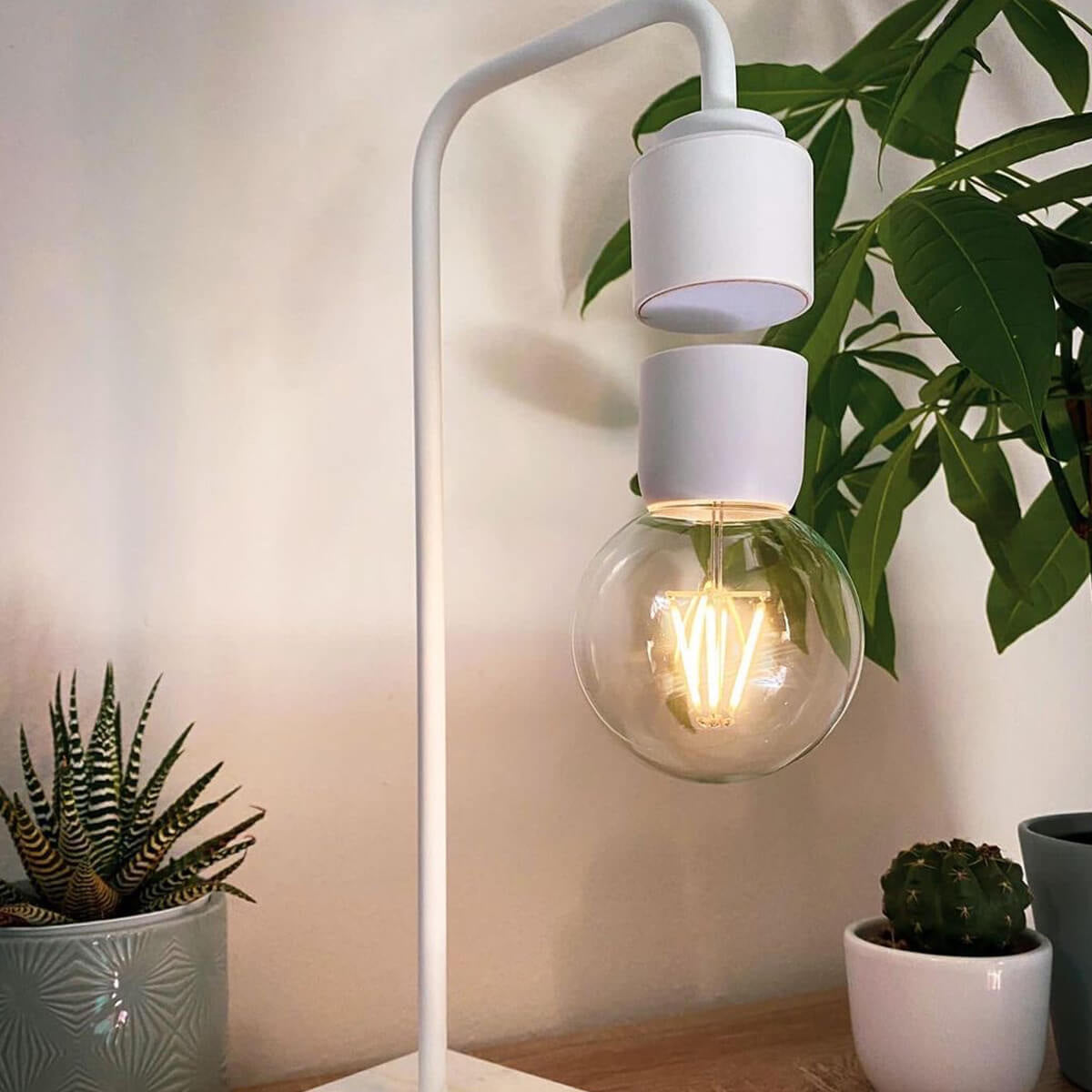 Levia schwebende LED-Lampe aus weißem Marmor